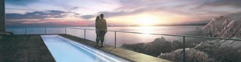 Der Blick von
einem sc�nen Becken auf das Meer im Sonnenschein